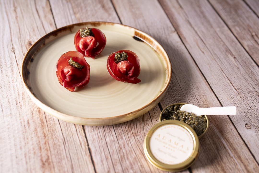Finti ravioli di bresaola, caprino e Adamas Imperial Oscietra