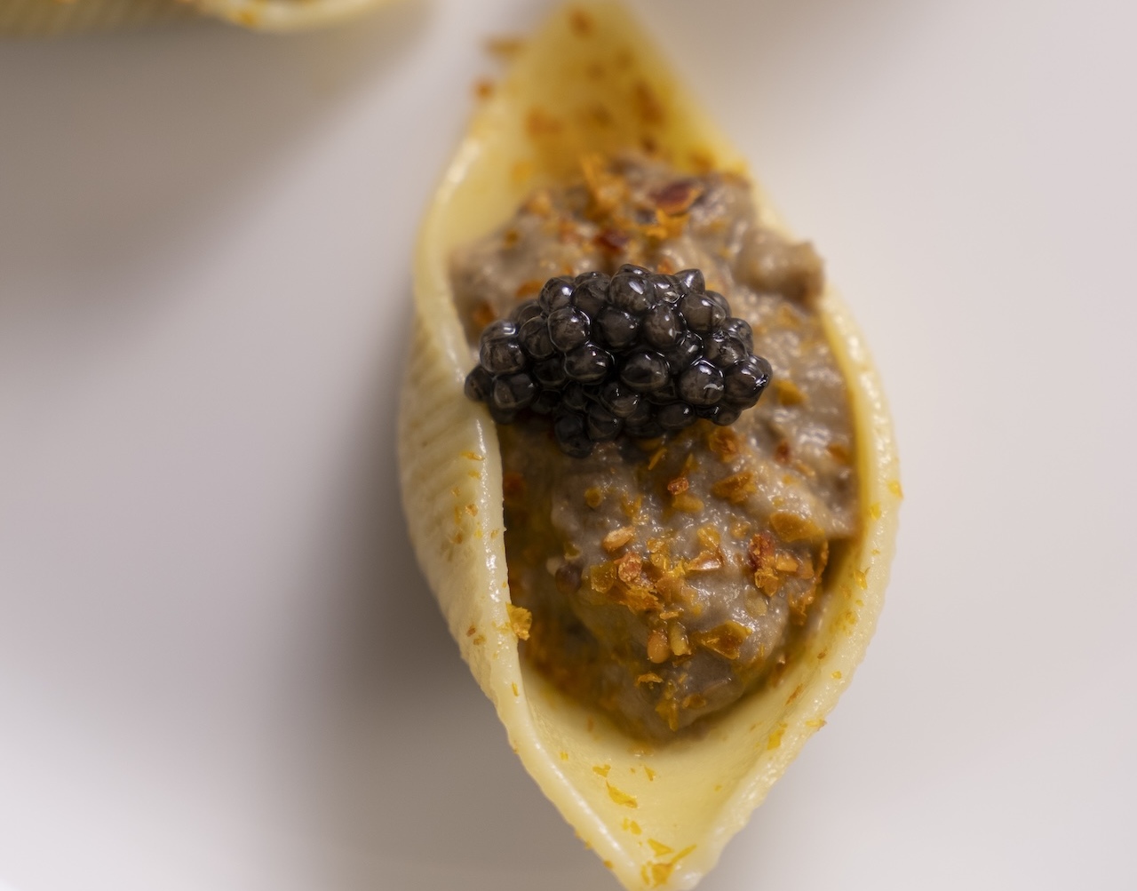 Conchiglioni con babaganoush e Adamas Imperial Beluga